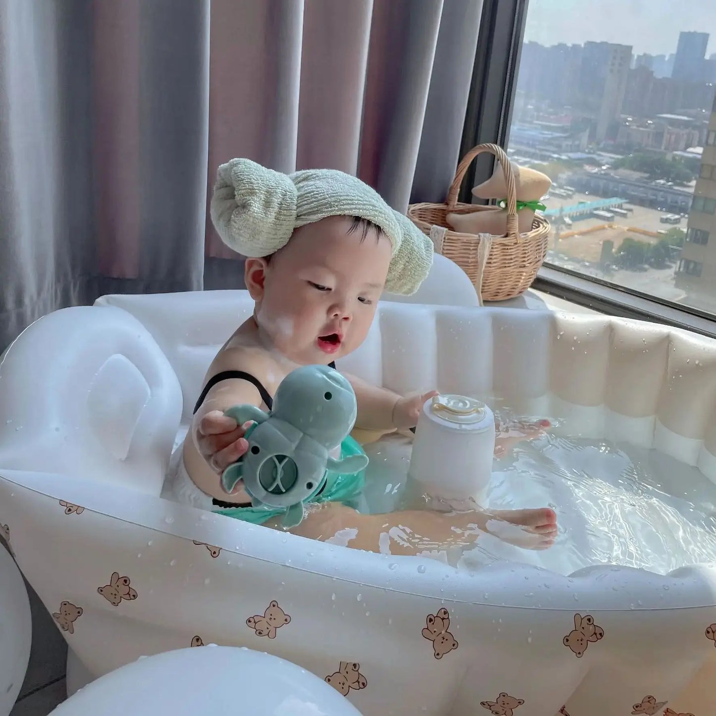 Infant inflatable bathtub